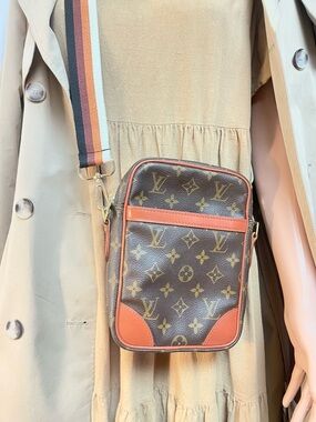 Authentic vintage Louis Vuitton crossbody bag AR0030